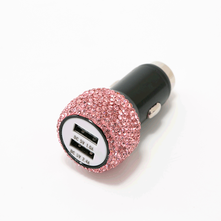 شاحن سيارة ثنائي المنافذ بقوة 2.4 أمبير للهواتف المحمولة، مزود بمنفذين USB مرصعين بالألماس، ورأس شحن للسفر.