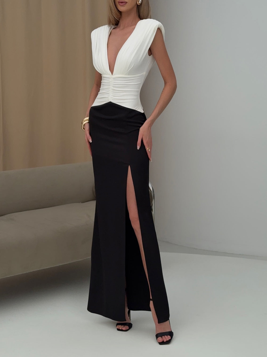 Contrast Color Pleated Sleeveless Deep V Dress