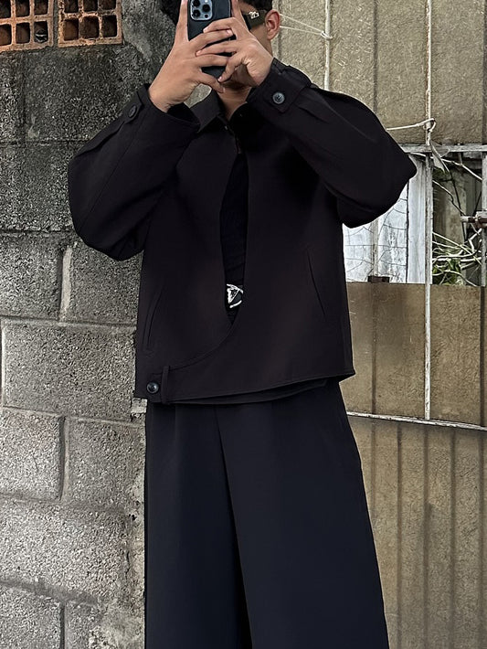 Черная куртка с воротником и пуговицами