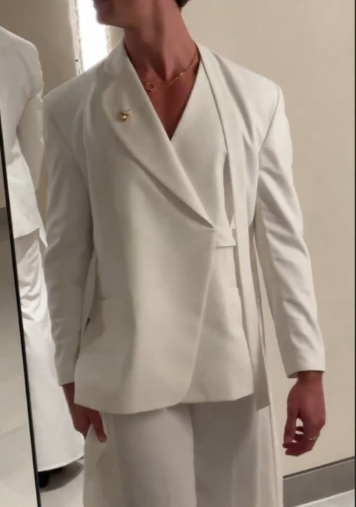 Современный костюм с драпированным воротником. 