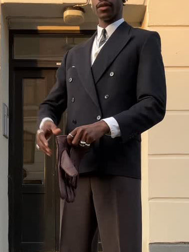 Черный двубортный мужской пиджак