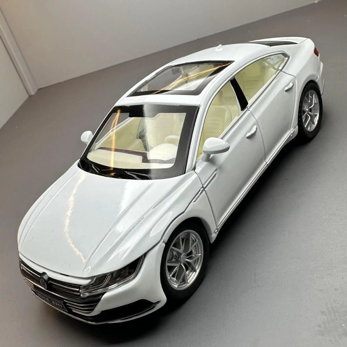 1:32 Volkswagen CC Alloy Toy Car Metal Die-casting Model Sound And Light Pull Back Toy Car Kids Gift Toys For Boys