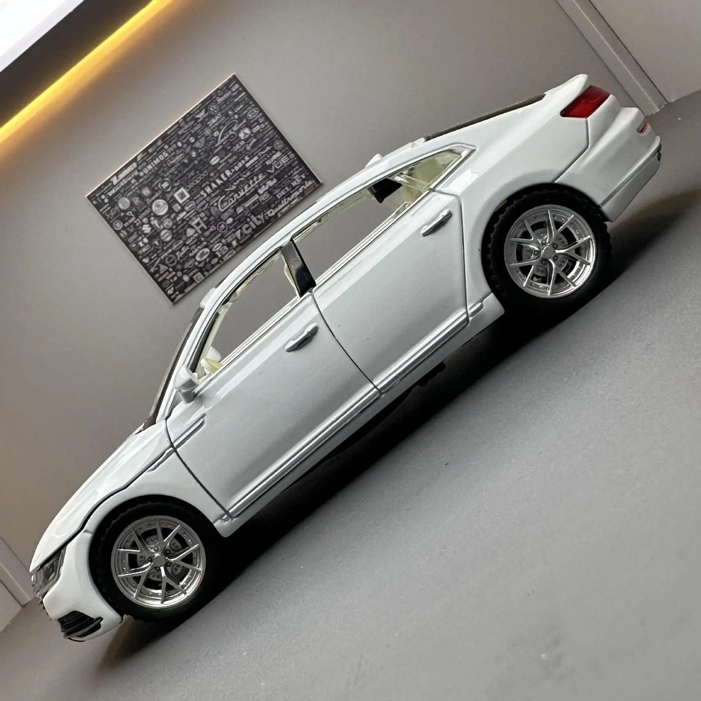 1:32 Volkswagen CC Alloy Toy Car Metal Die-casting Model Sound And Light Pull Back Toy Car Kids Gift Toys For Boys