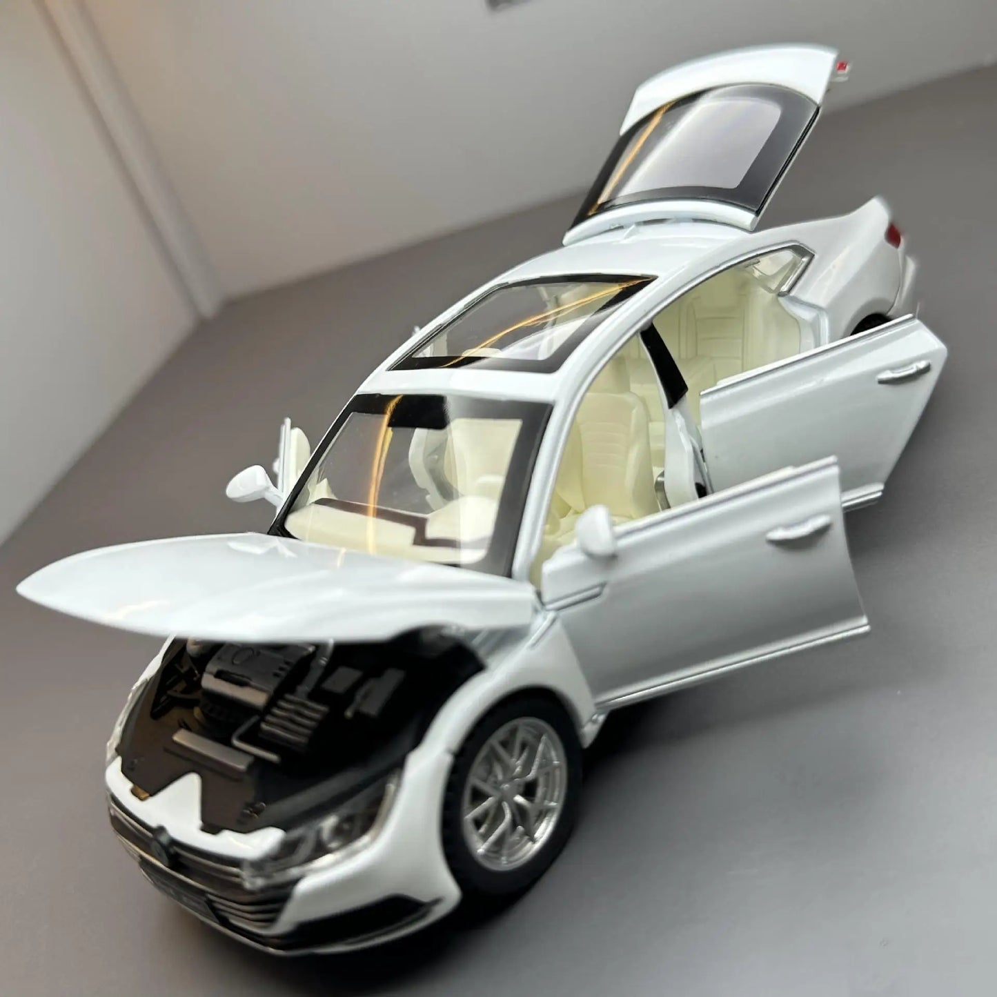 1:32 Volkswagen CC Alloy Toy Car Metal Die-casting Model Sound And Light Pull Back Toy Car Kids Gift Toys For Boys